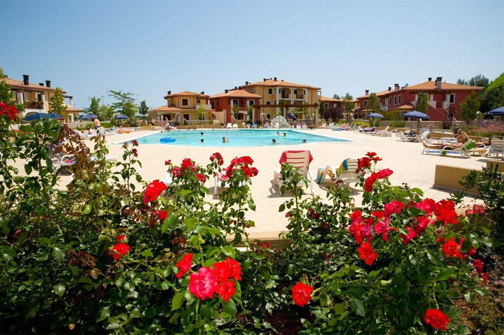 Vendesi in località Caorle (VE) a pochi passi dalla spiaggia appartamenti arredati di varie metrature in uno splendido contesto residenziale...