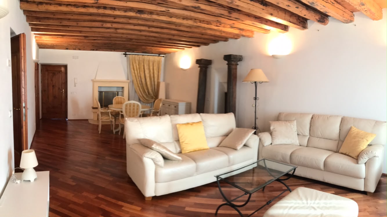 A Belluno città, in zona semicentrale, Piazza San Lucano, proponiamo in affitto un appartamento arredato di 160 mq. con finiture di pregio.