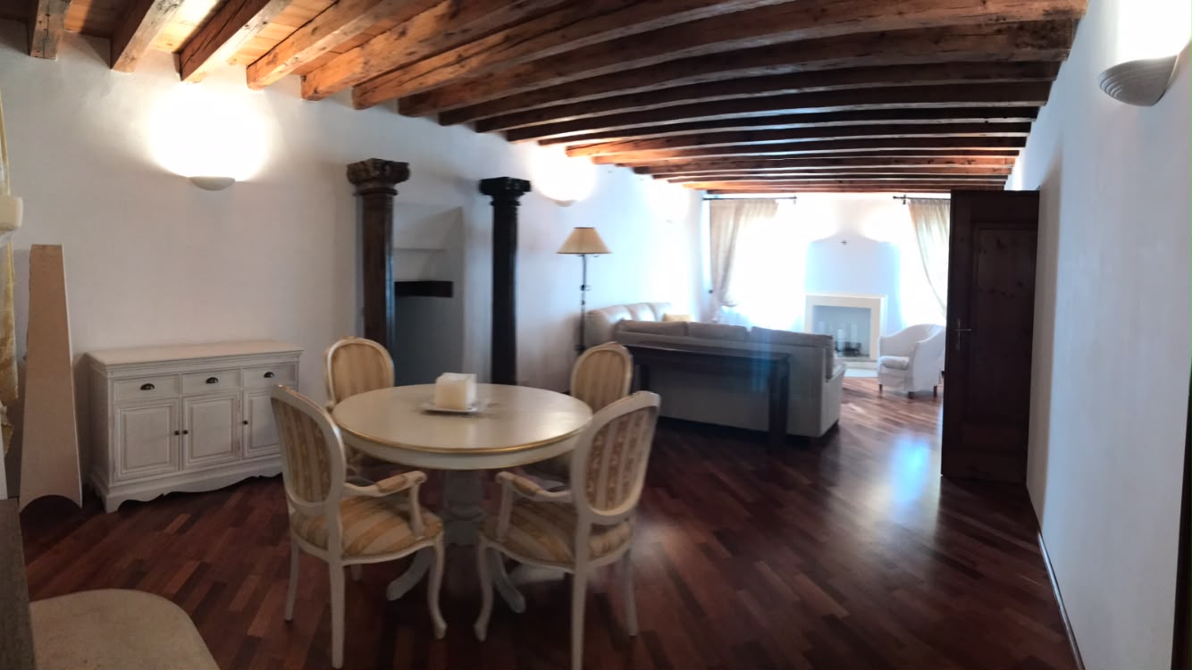 A Belluno città, in zona semicentrale, Piazza San Lucano, proponiamo in affitto un appartamento arredato di 160 mq con finiture di pregio.