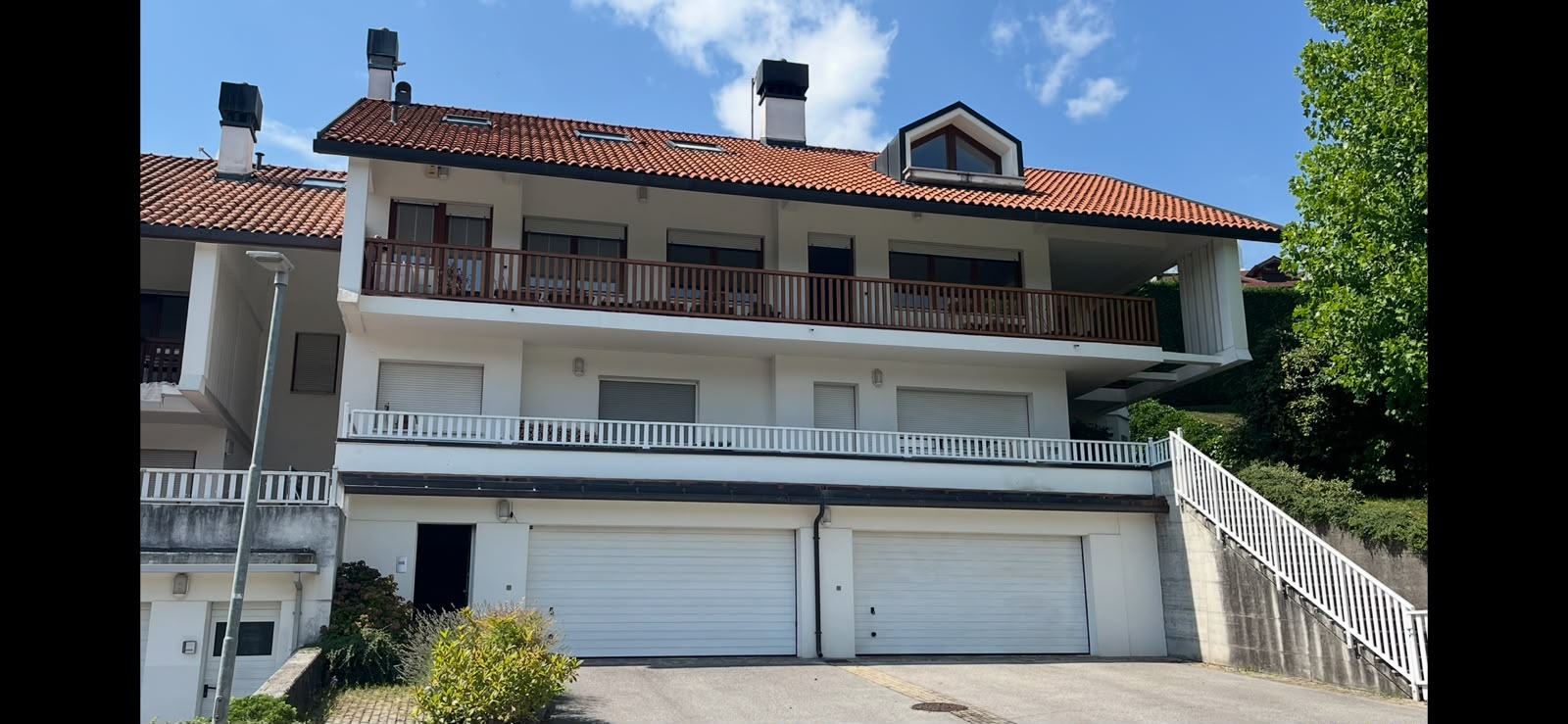 Vendesi in Belluno città su ampia villa appartamento duplex di 307 m² arredato, splendide terrazze vista luminosa e panoramica composto da: due soggiorni, 2 cucine, 5 camere, 4 bagni, lavanderia, doppio garage, e